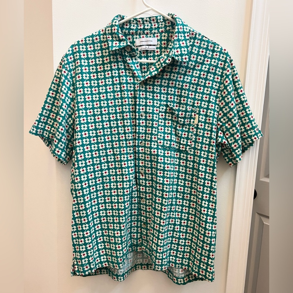 Urban Outfitters Women’s Green Floral Collared Shirt Size Large